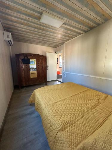 a bedroom with a yellow bed in a room at Yellow house 6 minutos de playa in Barra de Navidad