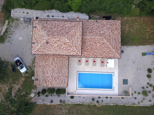 una vista aérea de una casa con piscina en Ferienhaus mit Privatpool für 8 Personen ca 270 qm in Šumber, Istrien Binnenland von Istrien, en Šumber