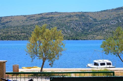 ein Boot am Ufer eines Sees in der Unterkunft Studio für 4 Personen ca 45 qm in Poljica bei Trogir, Dalmatien Kaštela und Umgebung in Poljica