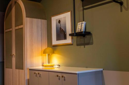 una lampada posta sopra un bancone in una stanza di Scandic Sydhavnen a Copenaghen