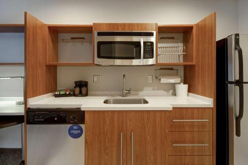 Home2 Suites Dallas-Friscoにあるキッチンまたは簡易キッチン