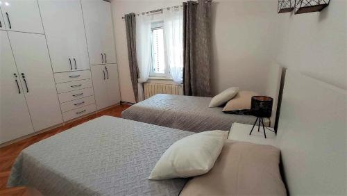 ein kleines Schlafzimmer mit 2 Betten und einem Fenster in der Unterkunft Studio für 6 Personen ca 90 qm in Marina, Dalmatien Kaštela und Umgebung - b53669 in Marina