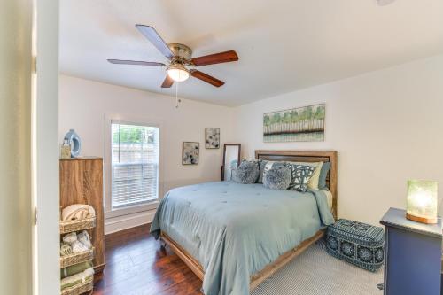 una camera con letto e ventilatore a soffitto di Lovely Waco Retreat with Yard and Patio 2 Mi to Dtwn! a Waco