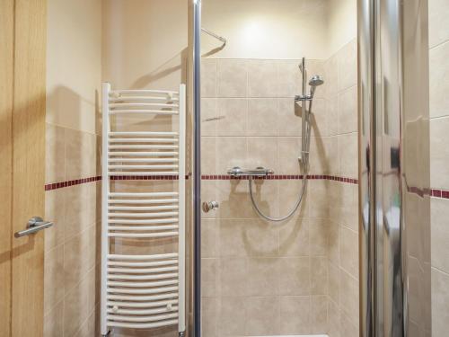 uma casa de banho com um chuveiro e uma porta de vidro em 3 bed in Barnstaple 87584 em Chapelton