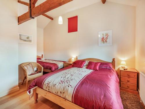 um quarto com 2 camas e uma cadeira em 3 bed in Barnstaple 87584 em Chapelton