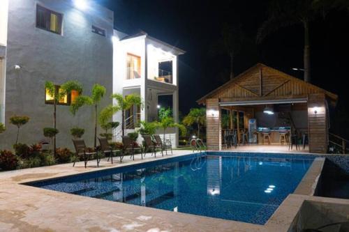 Bazén v ubytování Villa María luxury en Miches nebo v jeho okolí