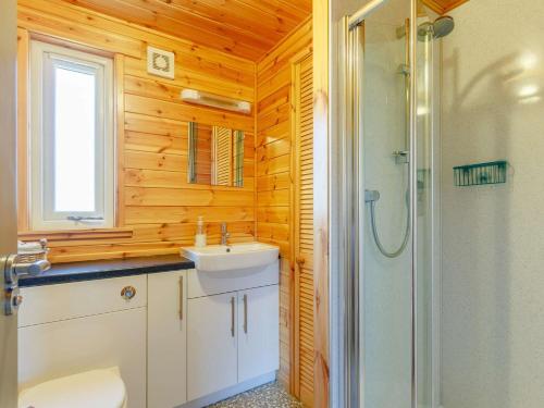 y baño con aseo, lavabo y ducha. en 2 Bed in Loch Leven 82297, en Kinross