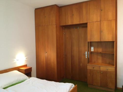 เตียงในห้องที่ gemütliches neu renoviertes Gästezimmer mit Balkon