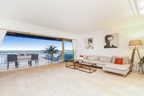 un salon avec vue sur l'océan dans l'établissement Élégant appartement 120m² en front de mer à Cannes, à Cannes