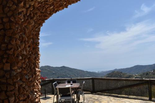 einen Tisch und Stühle auf einem Balkon mit Aussicht in der Unterkunft Ferienhaus mit Privatpool für 4 Personen ca 120 m in Competa, Andalusien Costa del Sol in Cómpeta