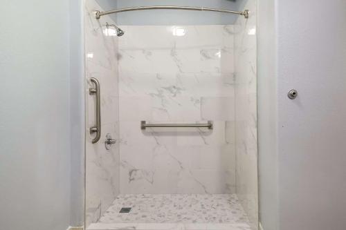 a bathroom with a shower with white marble walls at Quality Inn Columbia I-65 in Columbia