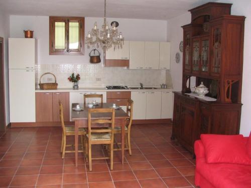 a kitchen and dining room with a table and chairs at Ferienwohnung in Rosolina mit Grill und Garten in Rosolina