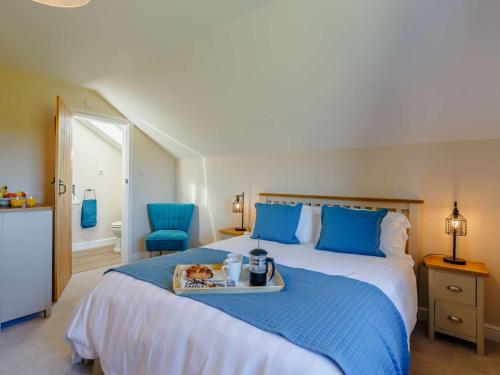 ein Schlafzimmer mit einem Bett und einem Tablett mit Essen drauf in der Unterkunft 2 Bed in Cowling 85669 in Cowling