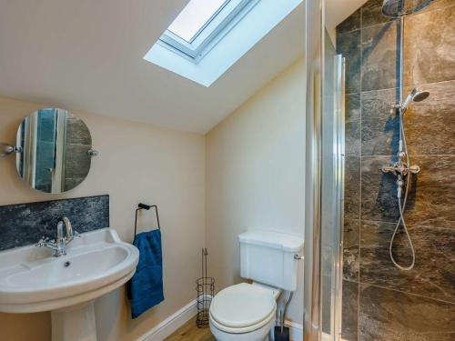 ein Bad mit einem WC, einem Waschbecken und einer Dusche in der Unterkunft 2 Bed in Cowling 85669 in Cowling