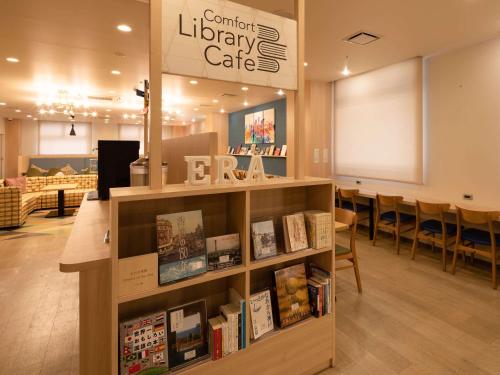 eine Bibliothek mit einer Ausstellung von Büchern auf einem Regal in der Unterkunft Comfort Hotel ERA Kobe Sannomiya in Kōbe