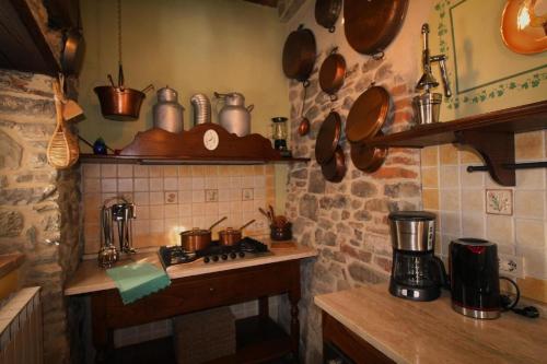 een keuken met een fornuis en enkele potten en pannen bij Ferienwohnung in einem toskanischen Landhaus, mit privater Panoramaterrasse in Poppi