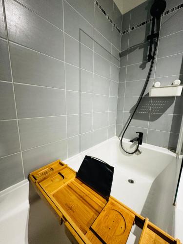 Koupelna v ubytování La Forêt des Pins - Free Check-In - Wifi - Parking Privé - Netflix - Draps & Serviettes inclus