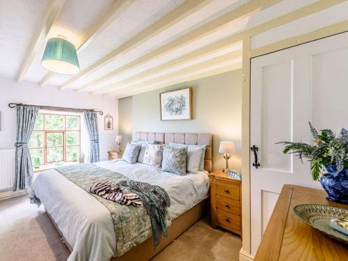Un pat sau paturi într-o cameră la 4 Bed in Holywell 82276