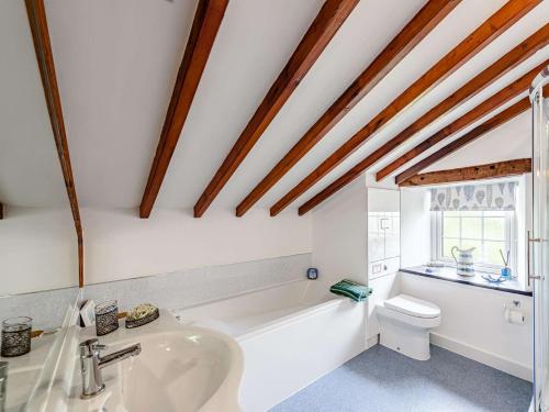 bagno con vasca bianca e servizi igienici di 4 Bed in Holywell 82276 a Whitford