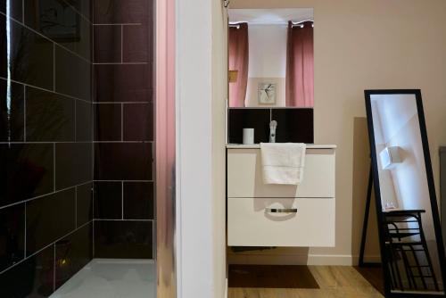 une salle de bain avec une douche, un lavabo et un miroir dans l'établissement NG Prestige - Lille l Roubaix Trichon - Netflix - Wifi, à Roubaix