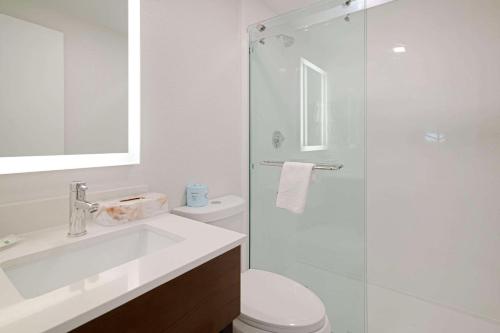 e bagno con servizi igienici, lavandino e doccia. di Quality Inn a Lebanon