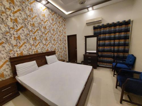 Ein Bett oder Betten in einem Zimmer der Unterkunft Karachi Guest House