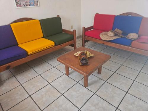 Sala de estar con sofás coloridos y mesa de centro en MAZATLÁN, Casa Completa 2 Pisos Residencial Rinconada, en Mazatlán
