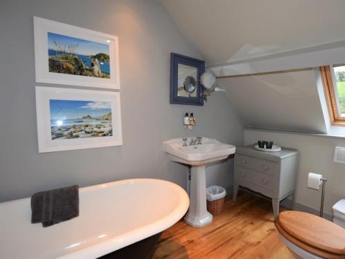 uma casa de banho com uma banheira branca e um lavatório. em 1 bed in Exbridge 85219 em Skilgate