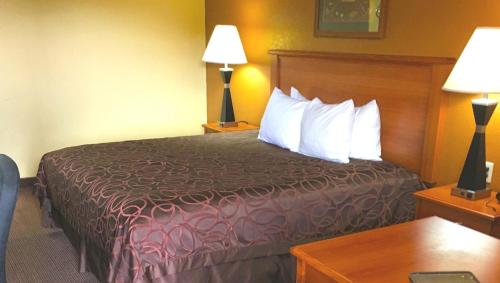 Ένα ή περισσότερα κρεβάτια σε δωμάτιο στο Xecutive Inn and Suites
