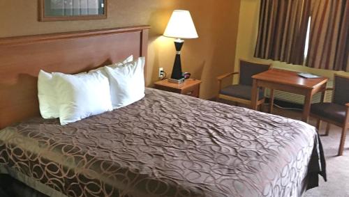 Ένα ή περισσότερα κρεβάτια σε δωμάτιο στο Xecutive Inn and Suites