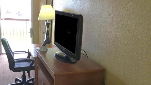 Μια τηλεόραση ή/και κέντρο ψυχαγωγίας στο Xecutive Inn and Suites
