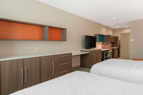 Home2 Suites By Hilton Redlandsにあるベッド