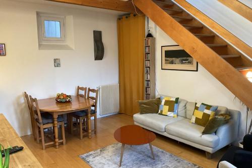 een woonkamer met een bank en een tafel bij Amazing duplex in Paris in Parijs