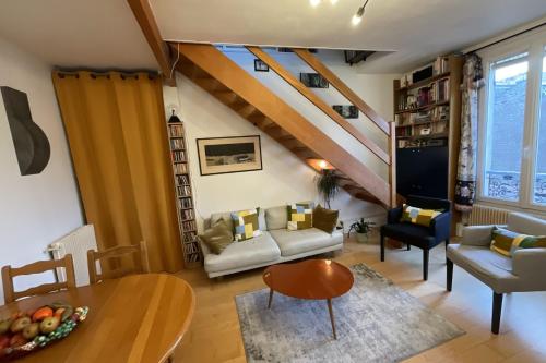 un soggiorno con divano e tavolo di Amazing duplex in Paris a Parigi