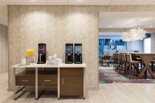 克洛維的住宿－Home2 Suites By Hilton Clovis，一间用餐室,配有2台桌上咖啡机