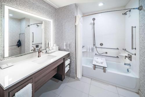 Koupelna v ubytování Home2 Suites By Hilton Weatherford