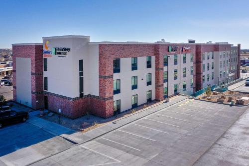un aparcamiento vacío frente a un edificio en Comfort Suites Colorado Springs East - Medical Center Area en Colorado Springs