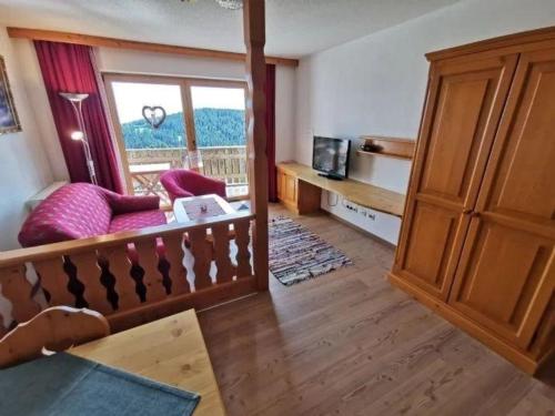 ein Wohnzimmer mit einem Sofa und einem Fenster in der Unterkunft Studio für 5 Personen ca 70 qm in Sankt Englmar, Bayern Bayerischer Wald in Hilm