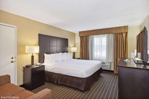 una camera d'albergo con un letto e una scrivania di Quality Inn & Suites Morgantown - University Area a Morgantown