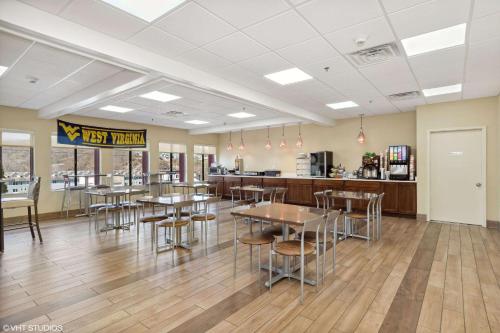 a dining area with tables and chairs in a restaurant at Quality Inn & Suites Morgantown - University Area in Morgantown