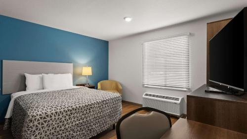 Postel nebo postele na pokoji v ubytování WoodSpring Suites Greeley