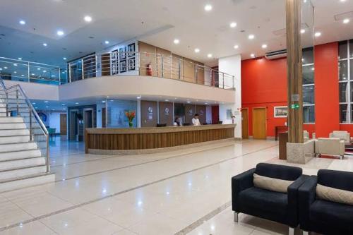 una hall di un ospedale con una sala d'attesa di Blue Tree a Manaus