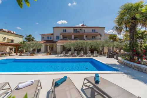 Villa con piscina y casa en Ferienwohnung Paradiso 3 für 2 Personen mit Pool, en Poreč