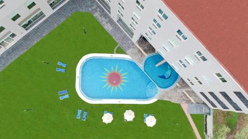 Hilton Garden Inn Veracruz Boca del Rioの敷地内または近くにあるプール