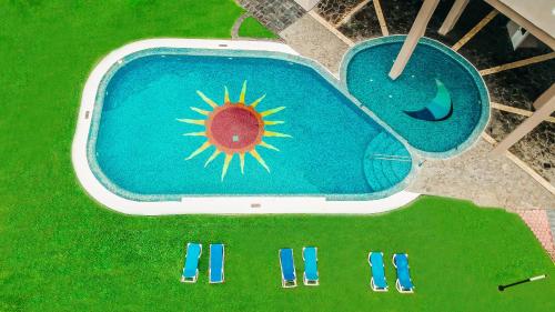 Hilton Garden Inn Veracruz Boca del Rioの敷地内または近くにあるプール