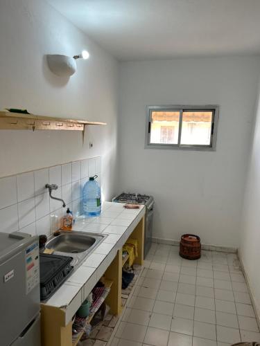 een keuken met een wastafel en een aanrecht bij Appartement meublé F4 Maristes, Dakar in Dakar