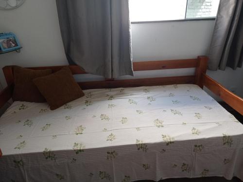- un lit doté d'un couvre-lit avec des araignées dans l'établissement Casa Aconchegante., à Cabo Frio