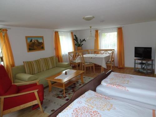 a living room with a couch and a table at Nette Wohnung in Garitz mit Garten, Terrasse und Grill in Bad Kissingen