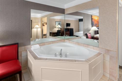 Ένα μπάνιο στο Days Inn by Wyndham Columbia Kentucky