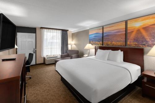 Ένα ή περισσότερα κρεβάτια σε δωμάτιο στο Days Inn by Wyndham Columbia Kentucky